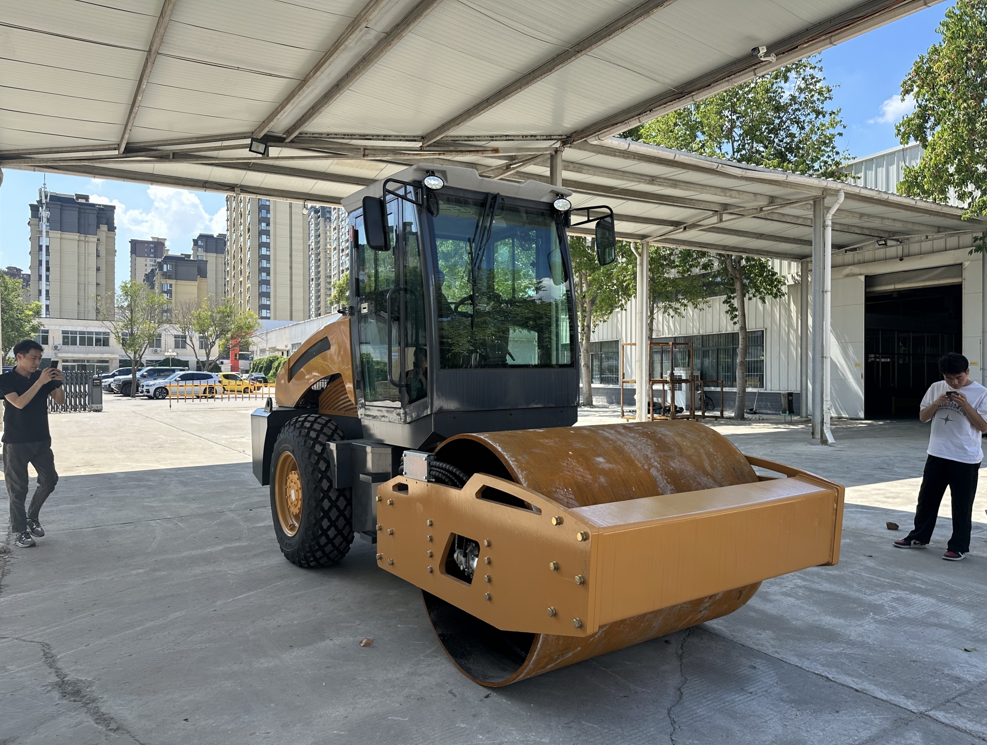 新款8噸座駕式單鋼輪壓路機(jī)BM8000