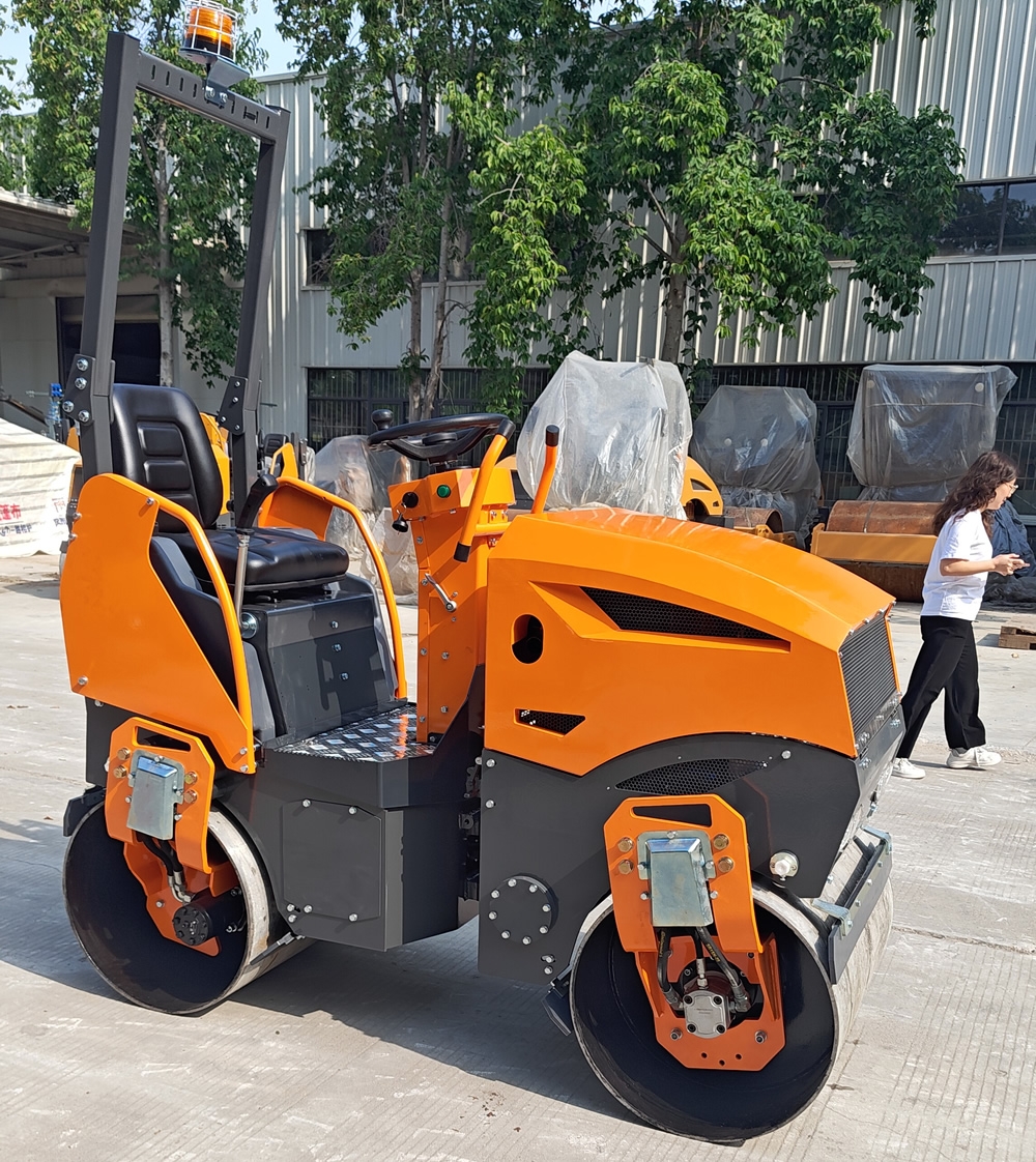 新款1.5噸小型座駕式壓路機(jī)BM1500