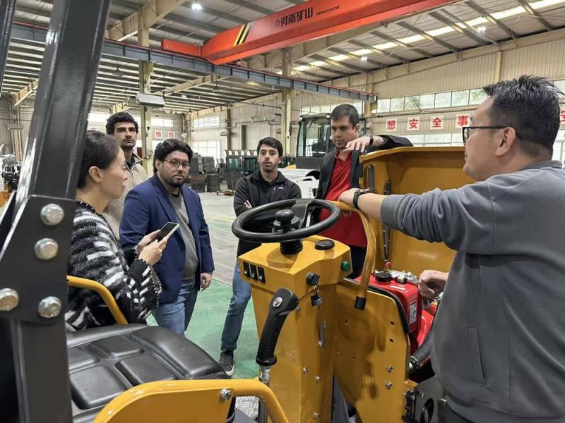 國(guó)外客戶(hù)來(lái)廠參觀小型壓路機(jī)