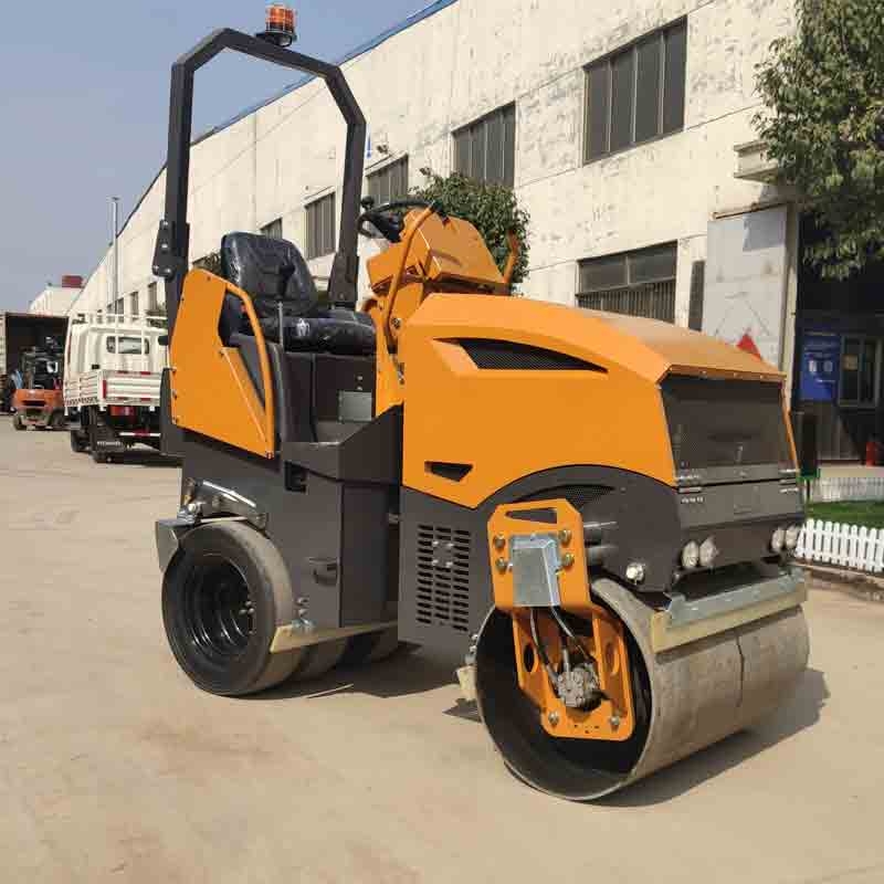 新款2.5噸前鋼后膠座駕式壓路機BM2500D